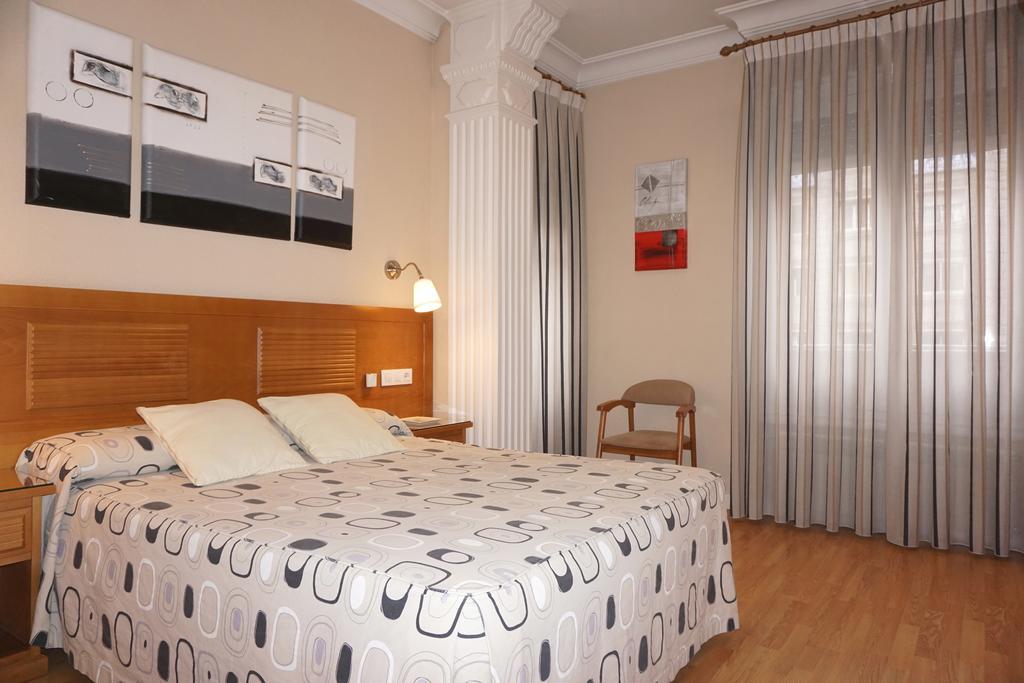Santillan II Hotel Madri Quarto foto